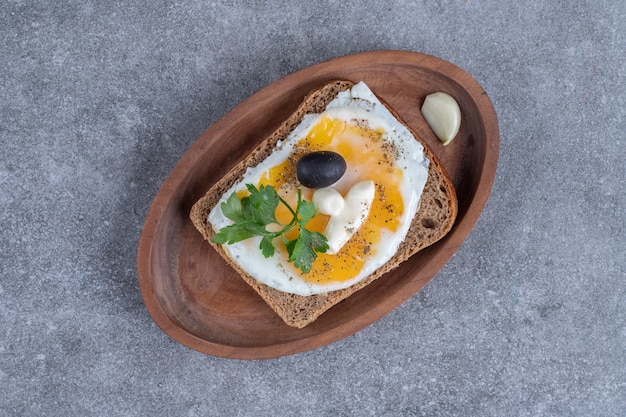 Free photo a wooden board of delicious toast with boiled egg. high quality photo