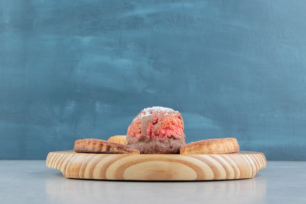 Free photo a wooden board full of sweet cookies .