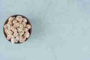 Free photo a wooden bowl full of sweet delicious gingerbread on white surface