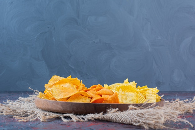 Free photo wooden bowl of snacks for beer on a dark background.