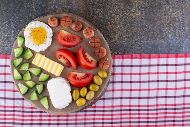 Free photo wooden breakfast platter with mixed ingredients