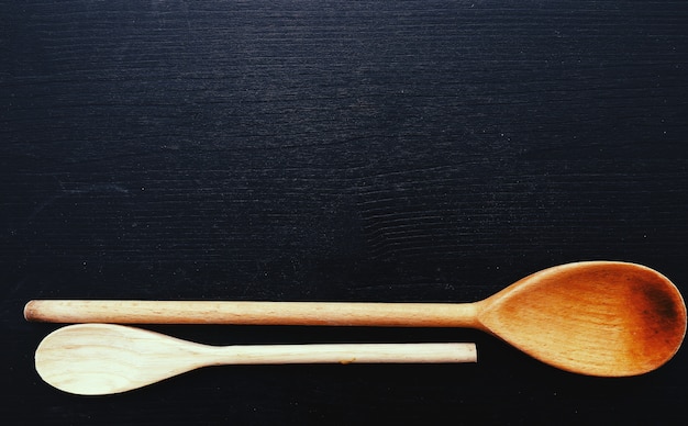 Free photo wooden cooking equipment on kitchen counter