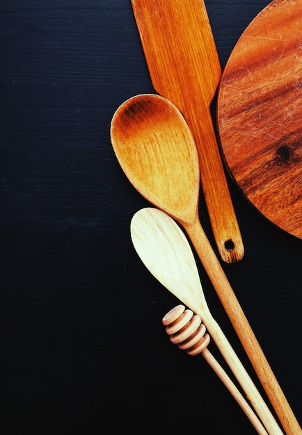 Free photo wooden cooking equipment on kitchen counter