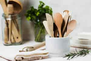 Free photo wooden cutlery and parsley