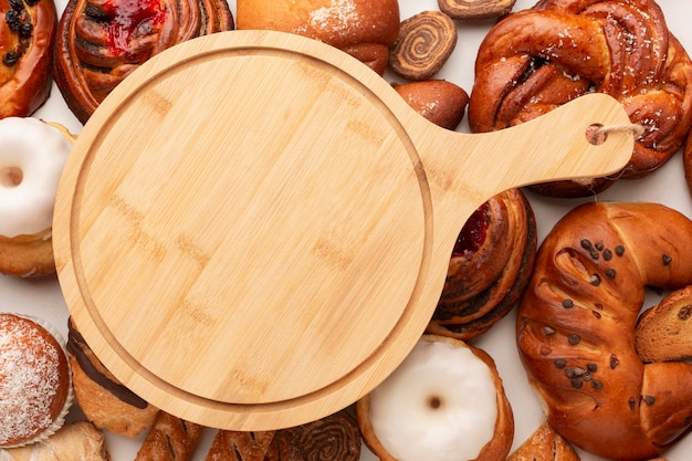 Free photo wooden cutting board with bagels