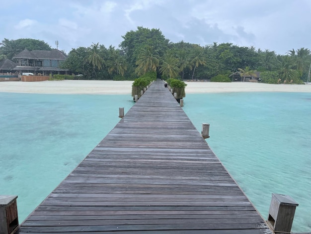 Free photo a wooden jetty in a luxury resort baa atoll maldives