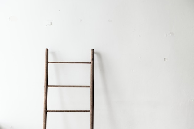 Free photo wooden ladder leaning against a wall