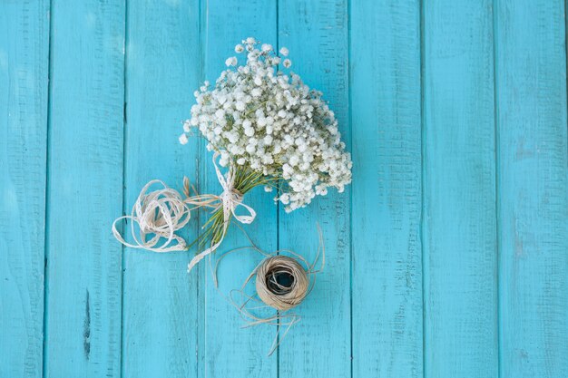 Wooden surface with bouquet and rope