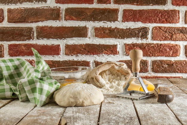 Free Photo wooden surface with dough, tablecloth and flour