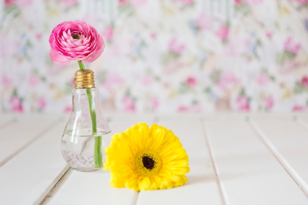 Free photo wooden surface with pink and yellow flowers