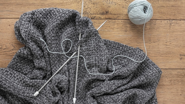 Free photo wool and knitting needles