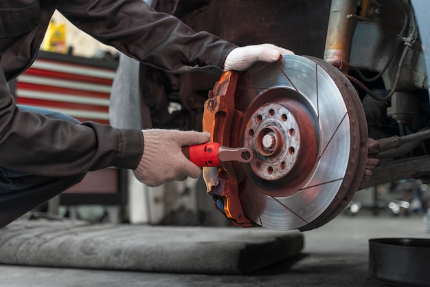 Free photo worker repairing car side view