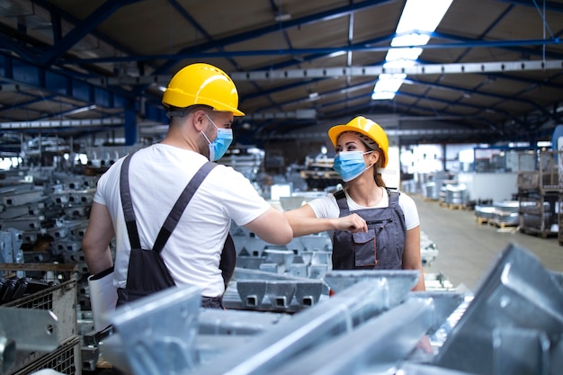 Free photo workers greeting each other with elbow bump due to global corona virus pandemic and danger of infection