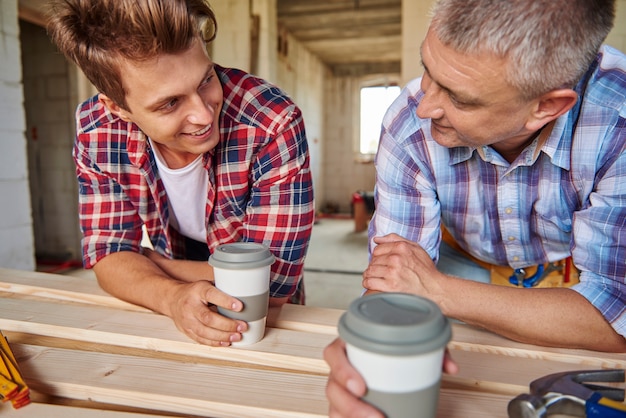 Free photo workers having a little chat while having cup of coffee