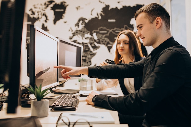 Free Photo workers at an it company working on a computer