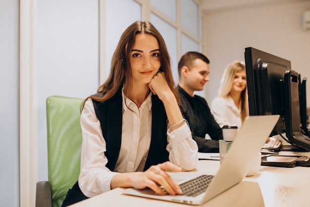 Free photo workers at an it company working on a computer