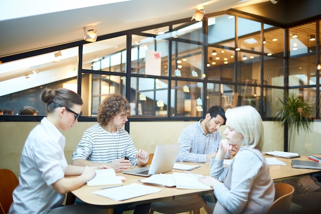 Free photo working in boardroom