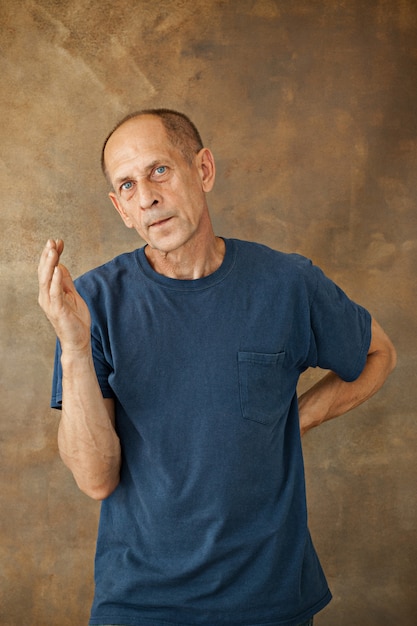 Free photo worried mature man standing at studio