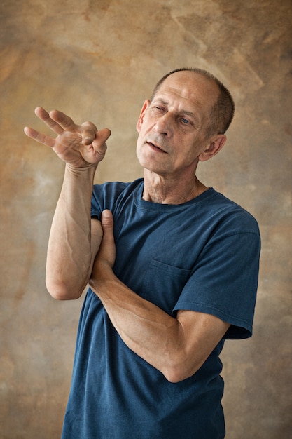 Free photo worried mature man standing at studio