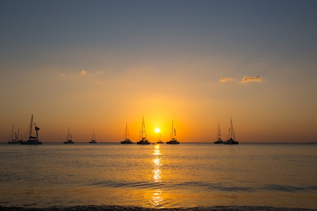 Free photo yacht in the sea during sunset