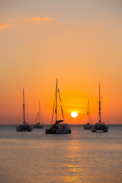 Free photo yacht in the sea during sunset