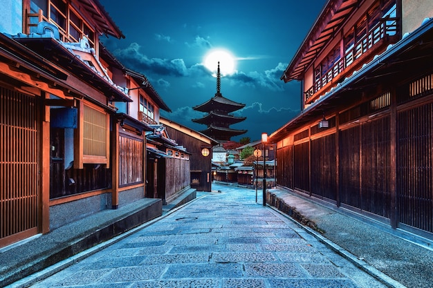 Free photo yasaka pagoda and sannen zaka street in kyoto, japan.