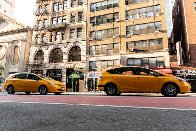 Free photo yellow cars near city buildings