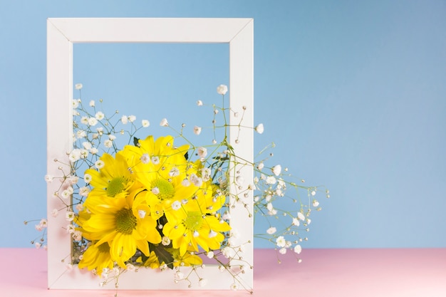 Free photo yellow flowers in frame