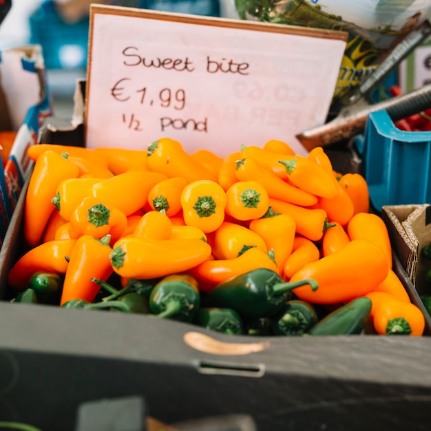 Free photo yellow and green and yellow peppers in crate