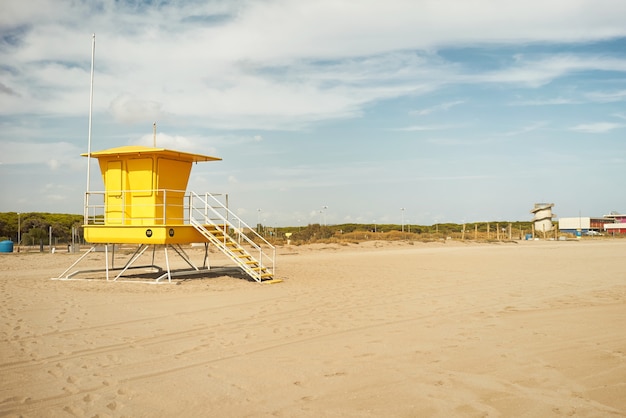 Free photo yellow lifeguard post onn empty beach