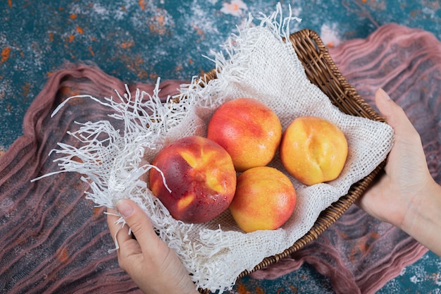 Free photo yellow peaches on a white rustic kitchen towel.