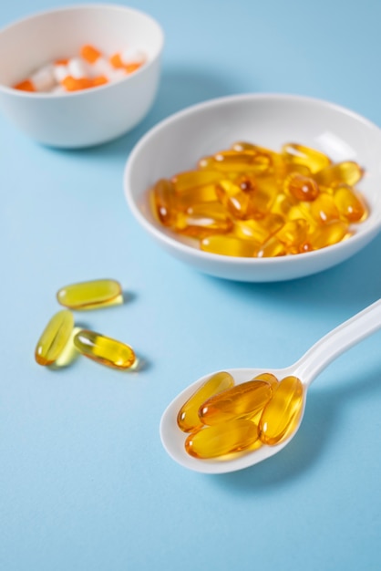 Free photo yellow pills with bowls and spoon