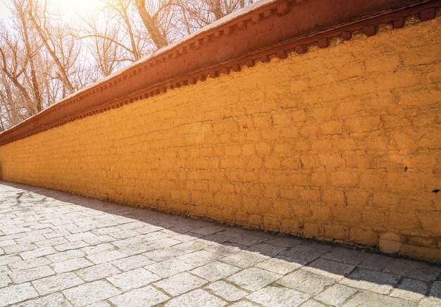 Free photo yellow wall made of bricks