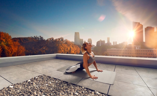 Free photo yoga woman young woman doing yoga in morning