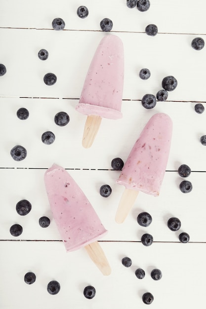 Yogurt popsicles with blueberries