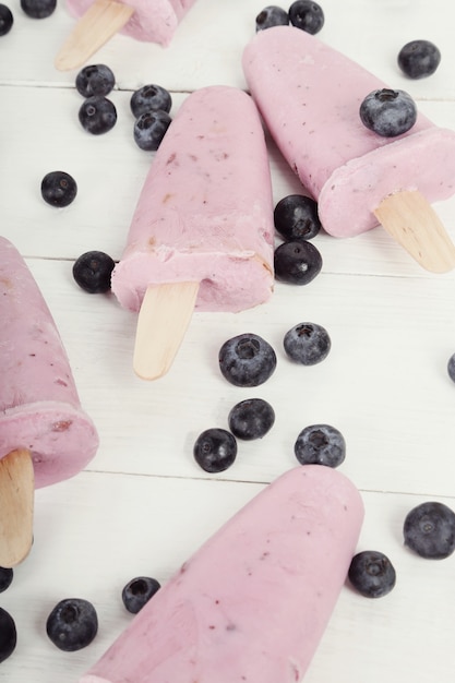 Free photo yogurt popsicles with blueberries