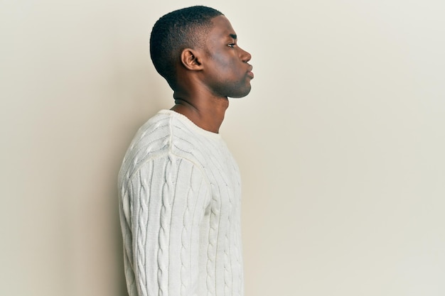 Free photo young african american man wearing casual clothes looking to side, relax profile pose with natural face and confident smile.