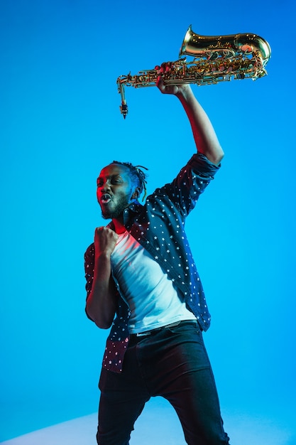 Free photo young africanamerican jazz musician playing the saxophone