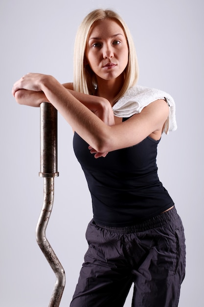 Free photo young athlete woman with exercise bar