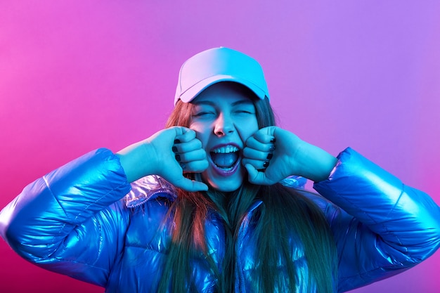 Free photo young attractive girl in baseball cap and jacket