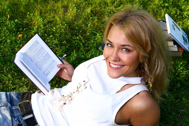 Free Photo young attractive student reading the book