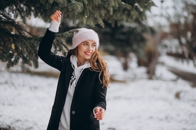 Free Photo young attractive woman in a winter park in a cute hat