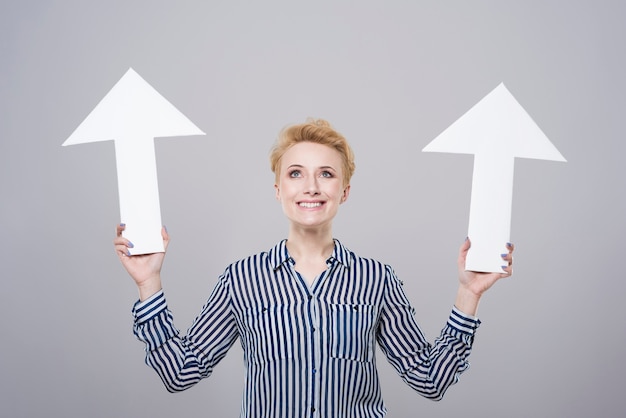 Free photo young beautiful businesswoman holding arrows