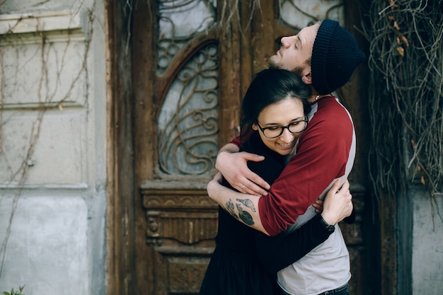 Free photo young beautiful couple posing over an old building