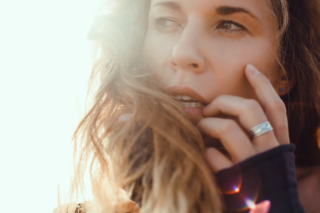 Free photo young beautiful girl posing on the beach, ocean, waves, bright sun and tanned skin