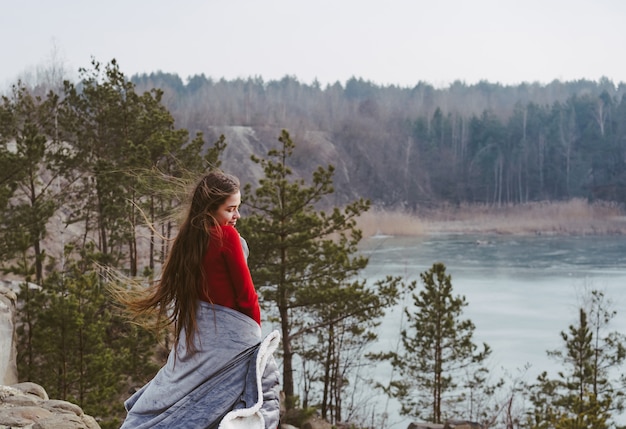 Free photo young beautiful girl posing on a lake