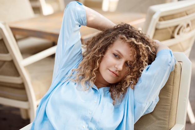 Free photo young beautiful girl sitting in cafe.