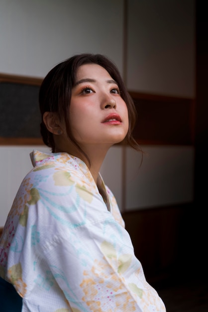 Free photo young beautiful japanese woman wearing a traditional kimono