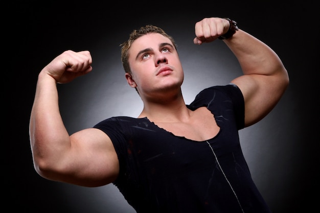 Free photo young and beautiful muscle man