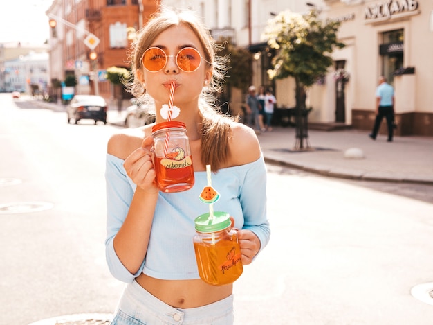 Free photo young beautiful smiling hipster woman in sunglasses.